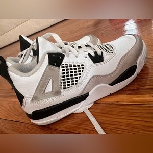 Jordan 4 Retro
Military Black (PS)